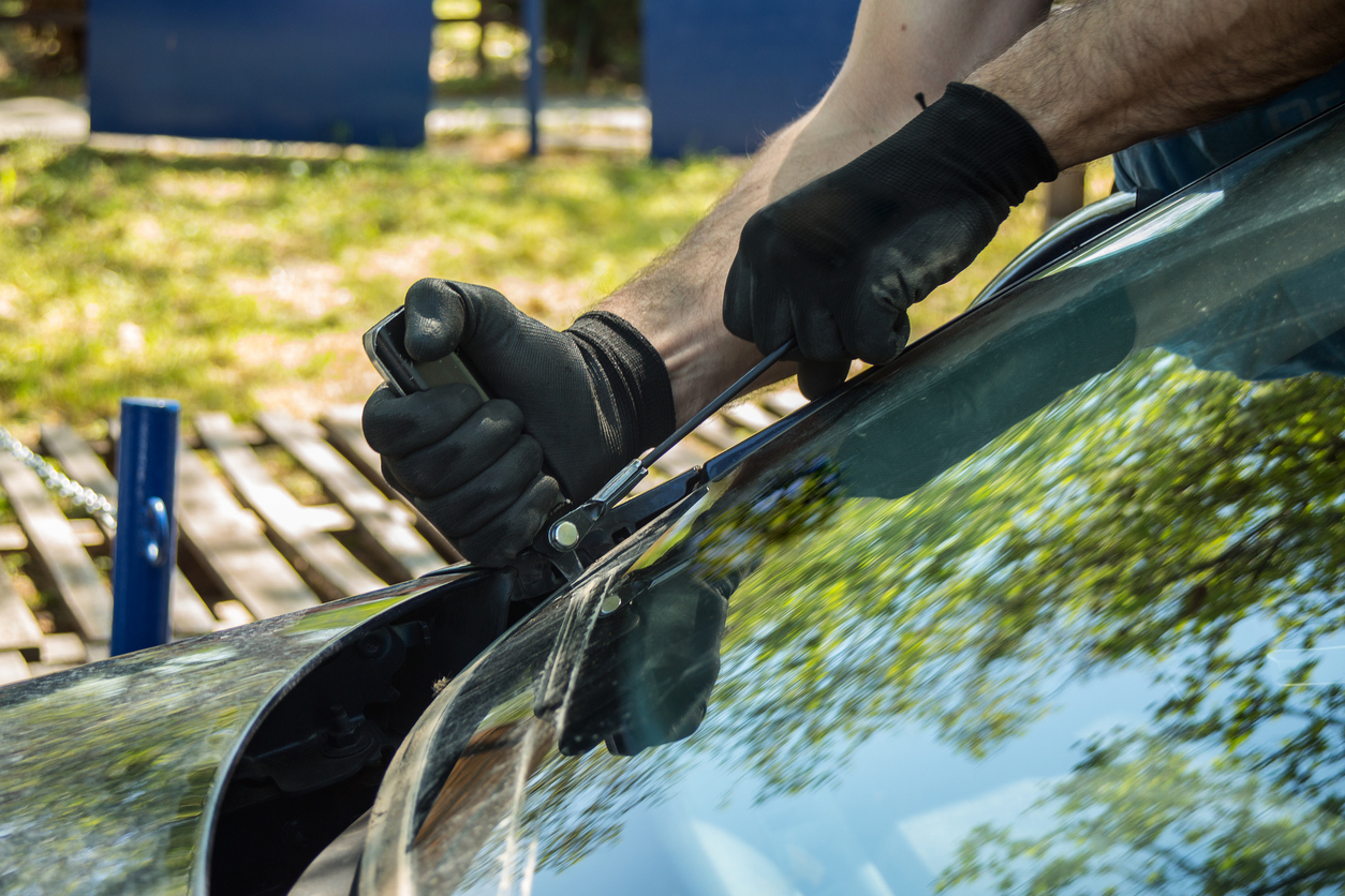 Technicien installant une vitre d'auto directement sur place